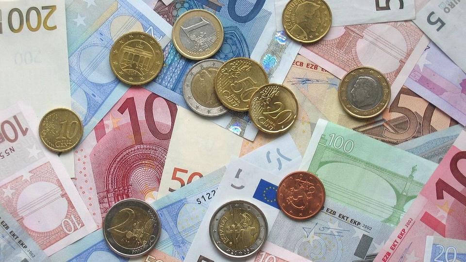 Casino-Chips neben Taschenrechner und leerem Beleg auf einem Küchentisch als Symbol für die Anrechnung von Gewinnen