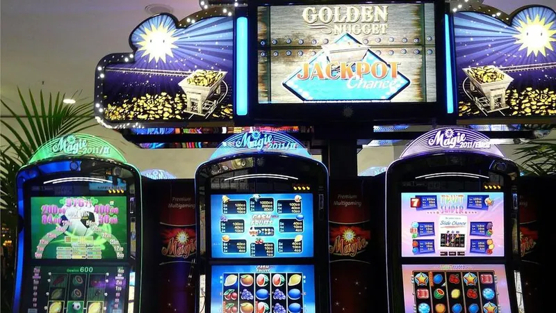 Stoppuhr neben einem Stapel Casino-Chips und einem kleinen Walzenmodell auf einem dunklen Holztisch